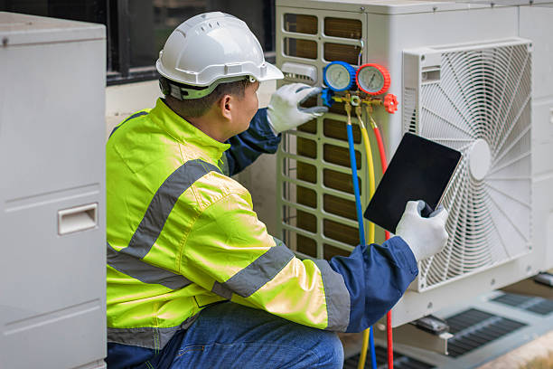 Professional Ac Installation technician working in Pickwick Dam, TN